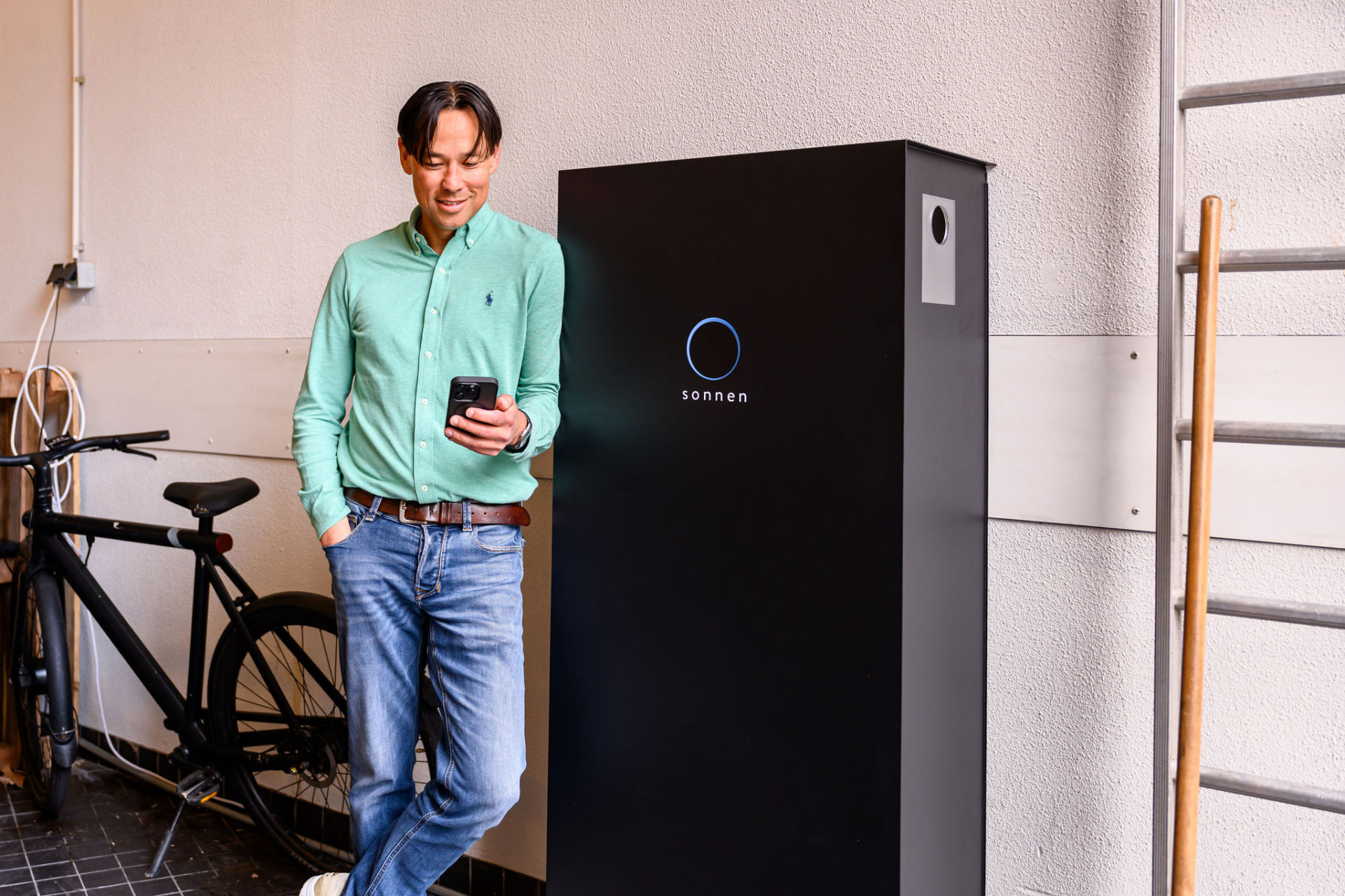 Man bedient zijn Sonnen thuisbatterij met de Powerselect® app