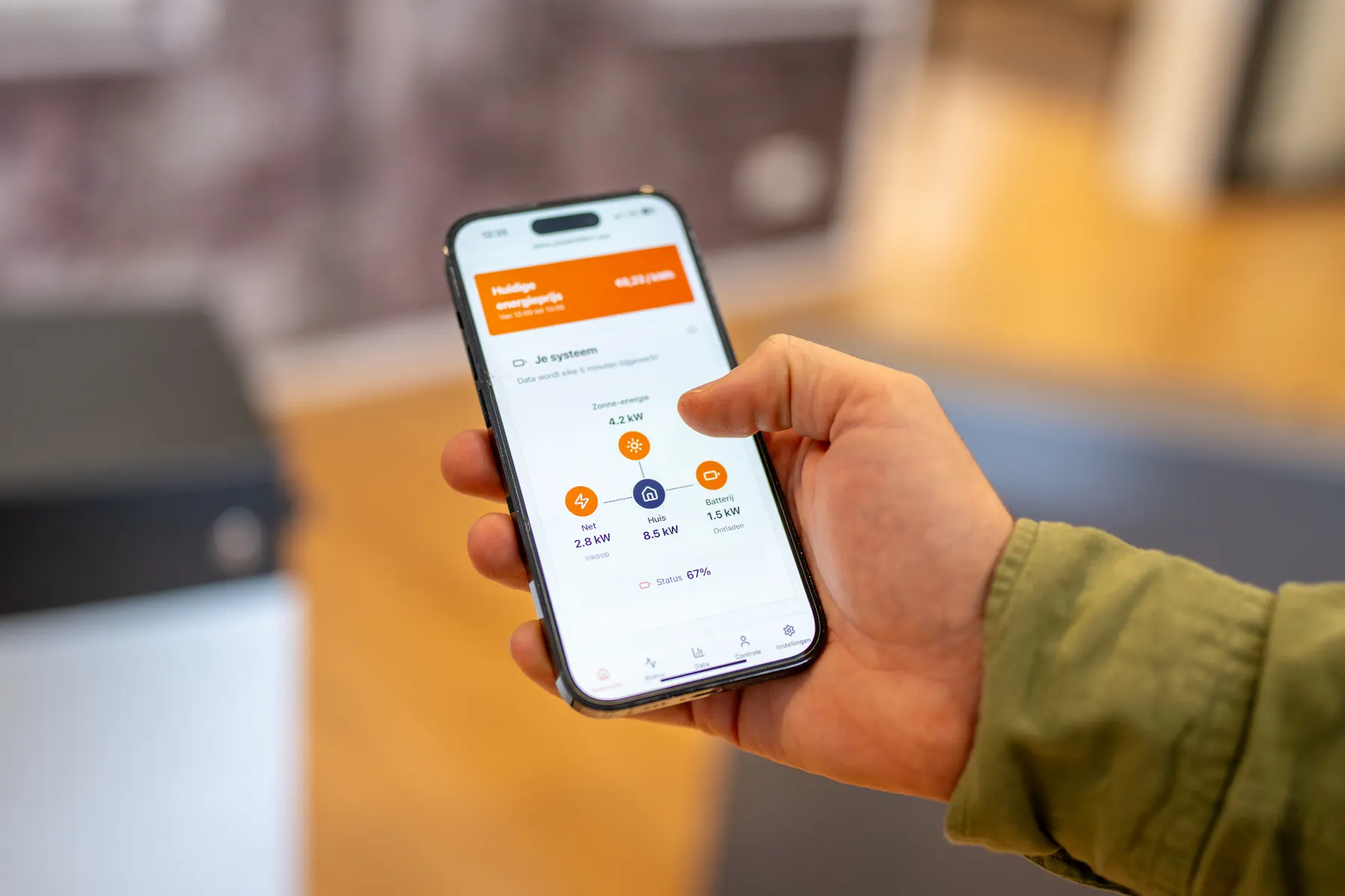 Iemand bekijkt de Powerselect® app met live energiestromen op de telefoon
