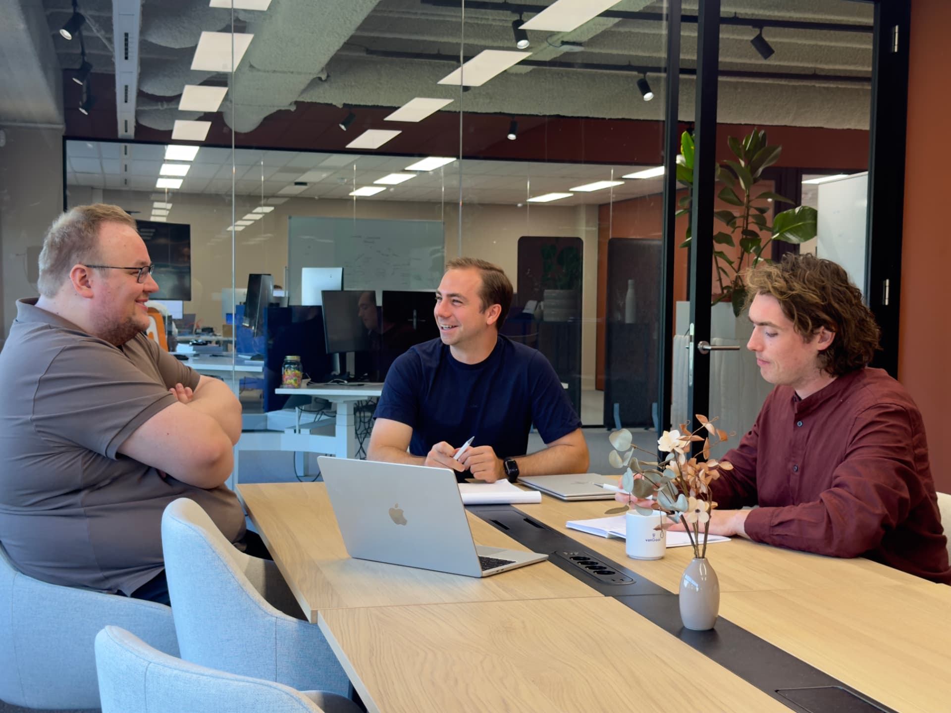 Het Powerselect® team in gesprek op kantoor